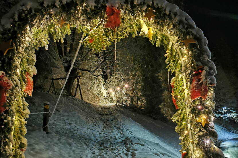 Zoom: Excursion familiale sur le sentier de Noël d'Heiligenschwendi. Tu veux échapper au commerce et à l'agitation de la période de Noël? Au cours d'une promenade romantique, l'histoire classique de Noël te sera racontée à 5 stations.