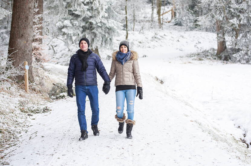 Zoom: In der märchenhaften Winterlandschaft ist ein Spaziergang oder eine kurze Wanderung auf dem Zugerberg besonders schön. Vier gespurte Winterwanderwege unterschiedlicher Länge versprechen erholsame Stunden und Winter pur.