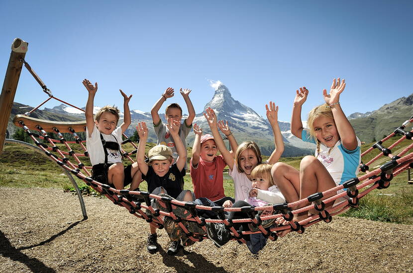 Zoom: Familienausflug. Matterhorn summer paradise. Wenn Familien in Zermatt Ferien machen, ist eines ganz klar: zum Leisee, da muss man einfach hin!