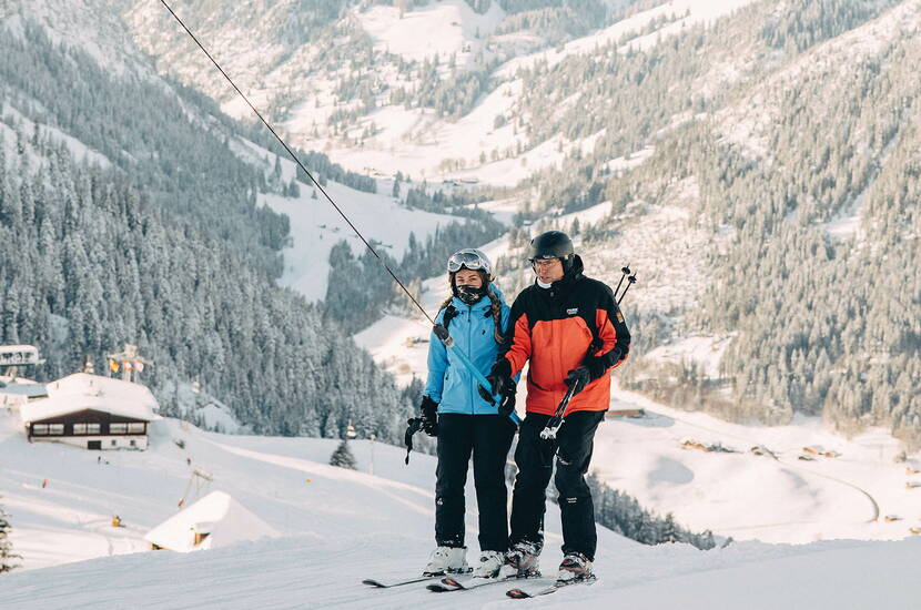 Zoom: Auf den Skitageskarten Wiriehorn gibt es 50% Rabatt für Kinder und 20% Rabatt für Jugendliche und Erwachsene. Jetzt Gutschein herunterladen und bis zu 50% sparen.