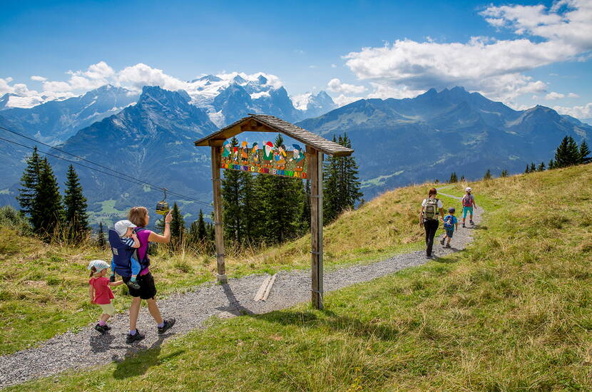 Zoom: Escursioni a Berna - Sentiero avventura per famiglie Muggestutz. A Meiringen-Hasliberg ci sono due meravigliosi e movimentati sentieri dei nani di Muggestutz, che raccontano le avventure del nano Hasli più anziano e dei suoi amici.