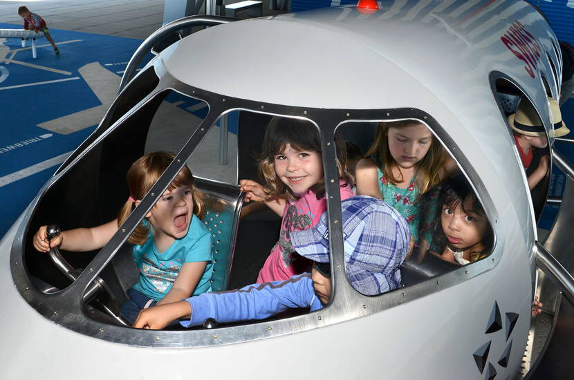 Zoom: Auf über 7500 Quadratmetern laden auf der Zuschauerterrasse B ein Miniflugplatz für die Kinder, Fluginformationsstellen und ein Entdeckungspfad rund um das Thema «Faszination Fliegen» zum Verweilen ein.