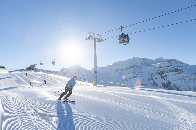 Zoom: Excursion en famille à Adelboden-Lenk. La région de ski Adelboden-Lenk est l'un des domaines skiables et de snowboard les plus attrayants de Suisse. Les nombreuses auberges de montagne parfaitement entretenues, les chalets de ski traditionnels ou les bars de neige branchés garantissent beaucoup de charme et d'hospitalité.