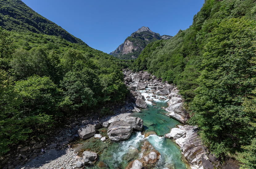 Zoom: Familienausflug Sentierone Verzasca. Eine der schönsten Wanderungen im Tessin, entlang der Verzasca durch das ganze Tal bis nach Sonogno verläuft.