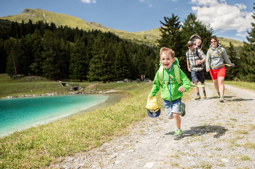 Zoom: Familienausflug Globi Wanderweg – Auf dem einzigen Globi Wanderweg der Schweiz erklärt Globi an 13 Posten Themen wie Natur und Technik auf spielerische Art und Weise.