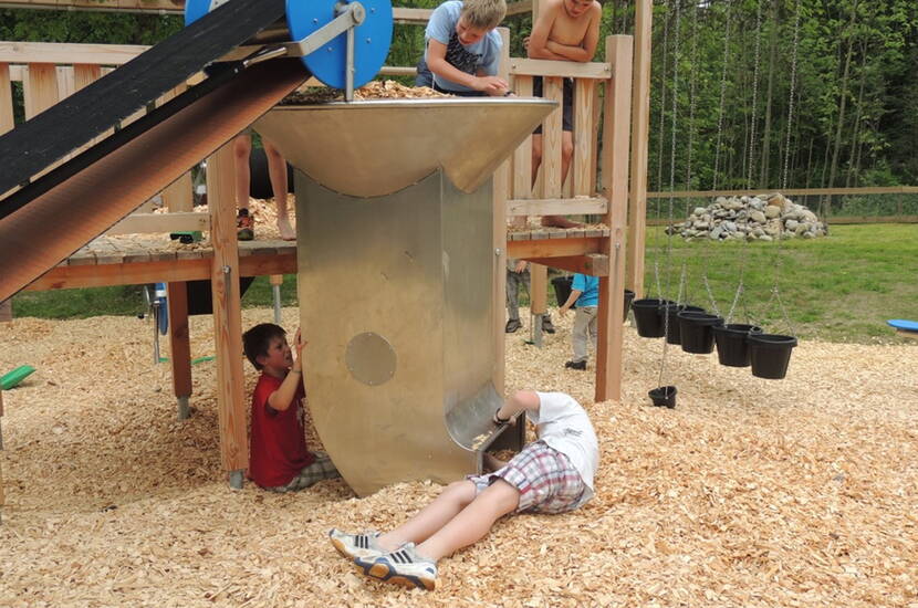 Zoom: Gita in famiglia al parco giochi intorno all'energia nell'Entlebuch. Nel nuovo parco giochi dell'energia, i bambini possono esplorare in modo giocoso il tema delle energie rinnovabili. Allo stesso tempo, possono utilizzare le proprie riserve di energia e sfogarsi sulle numerose attrezzature del parco giochi.