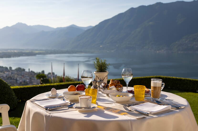 Zoom: Come membro della HotelCard, potete soggiornare in oltre 500 hotel in Svizzera e nei paesi limitrofi con sconti fino al 50%. Da un accogliente chalet alpino nei Grigioni a un resort a 5 stelle sul Lago di Ginevra, troverete tutto ciò che il vostro cuore di viaggiatore desidera.