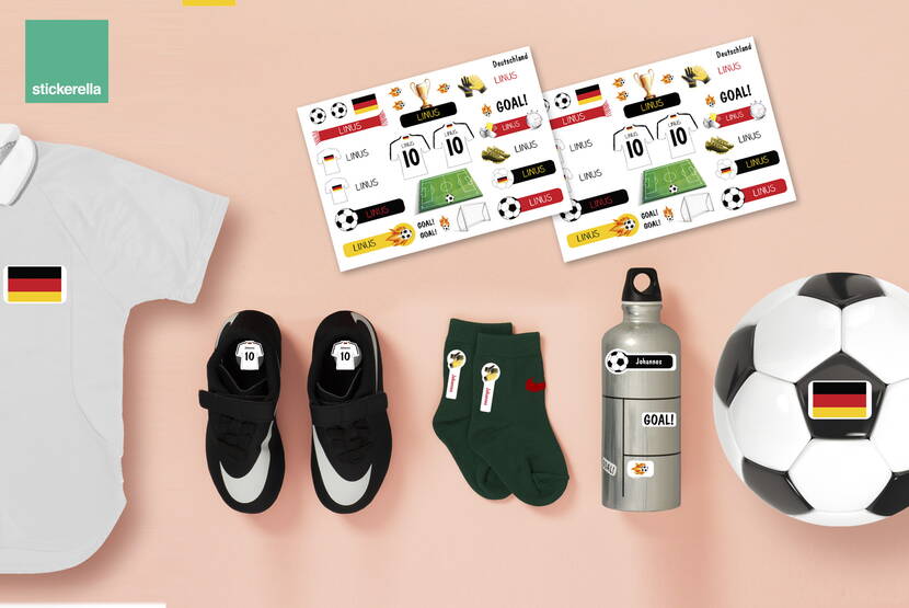 Zoom: Con questi adesivi sul calcio, potete attaccare i fantastici adesivi dei tifosi su tutti i vostri oggetti preferiti, come vestiti, zaini, borracce e molto altro, e mostrare per quale squadra batte il vostro cuore calcistico. 