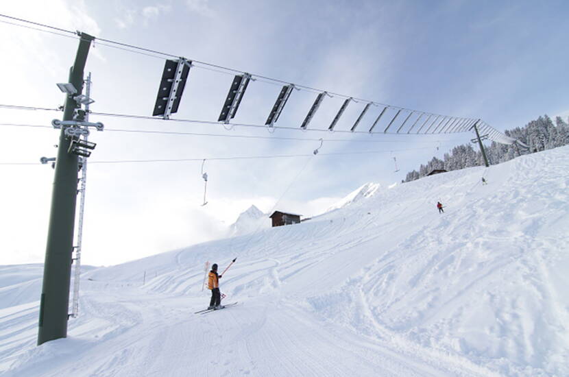 Zoom: Umweltfreundlich Skifahren in den Bündner Safiental. Da der Skilift sogar mehr Strom produziert als er für den eigenen Antrieb benötigt, wird der zusätzliche Solarstrom ins Netz eingespiesen.