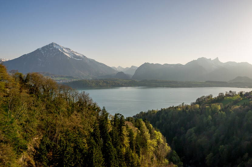 Zoom: Destinations d'excursion Berne - Excursion en famille circuit panoramique du lac de Thoune. A pied ou à vélo sur le chemin des ponts autour du lac.