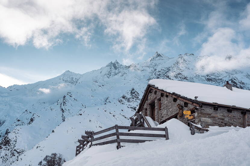 Zoom: Familienausflug Hannig, Saas-Fee. Das hochalpine Schnee-Paradies Saas-Fee/Saastal bietet zahlreiche Winteraktivitäten an.