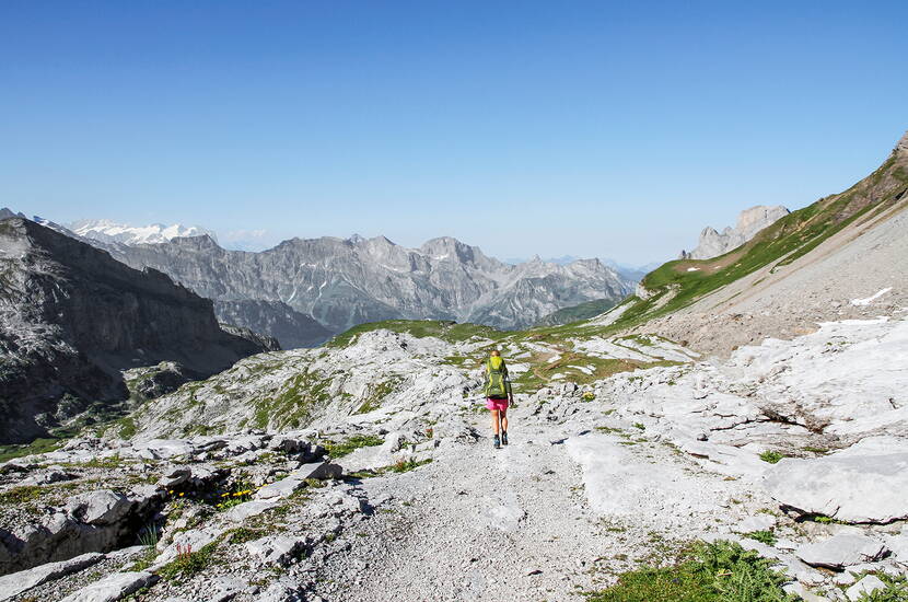 Zoom: Ein Erlebnisort für Wanderer, Familien und Alpinisten. Schöne Sonnenuntergänge, feines Essen und wunderschöne Bergwelt geniesst man in der Rugghubelhütte.
