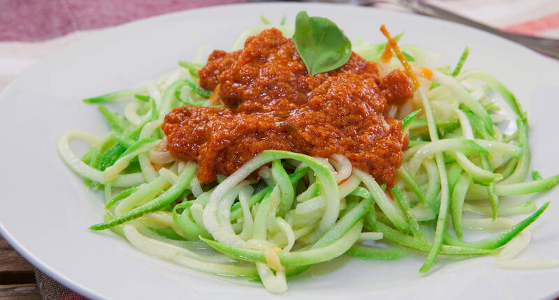Goûte à la recette simple et délicieuse des spaghettis de courgettes à la sauce tomate.