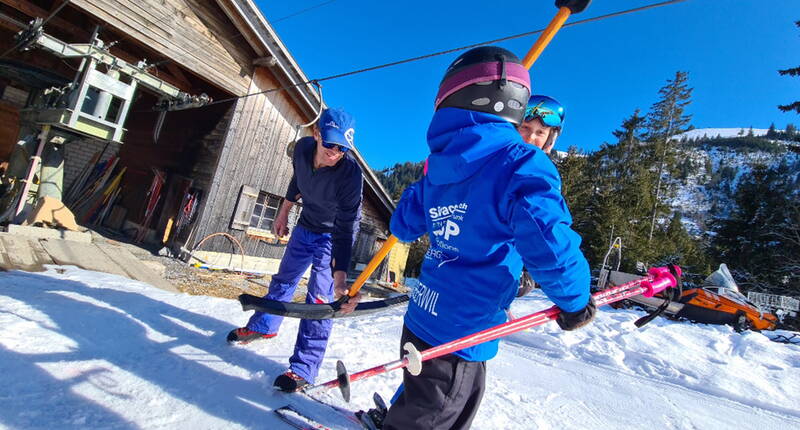 Familienausflug Skigebiet Rossberg im Simmental. Gemütlich, familienfreundlich und günstig präsentiert sich das Angebot des Ski- und Erholungsgebietes! Besonders von Familien geschätzt wird die Übersichtlichkeit des Skigebietes.