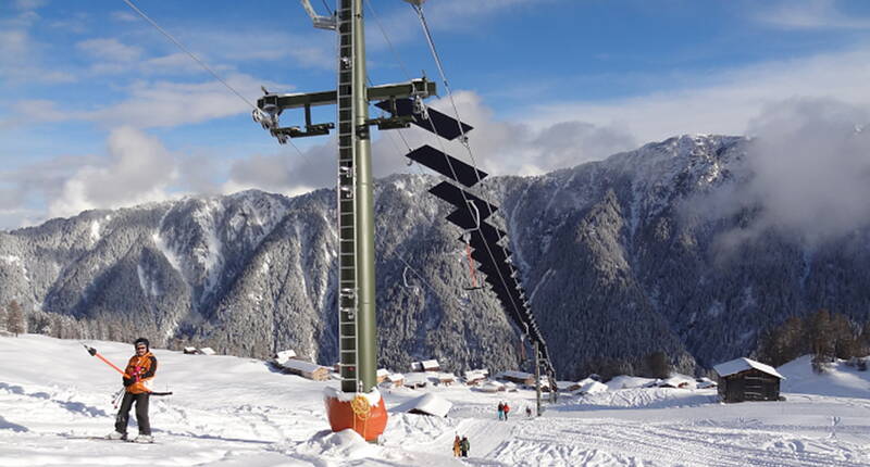 Skier dans le respect de l'environnement dans le Safiental grison. Comme le téléski produit même plus d'électricité qu'il n'en a besoin pour sa propre propulsion, le courant solaire supplémentaire est injecté dans le réseau.