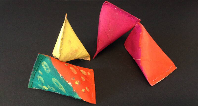 Die klingenden "Dreieckstüten" werden aus leeren Toilettenpapierrollen hergestellt und sind ein ideales Bastelprojekt für Kindergartenkinder.
