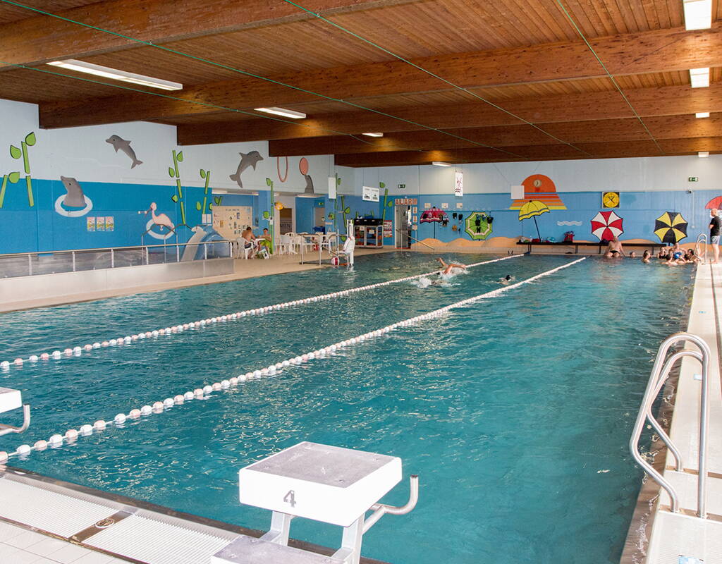 La piscina coperta di Stettlen dispone di una vasca di 25 metri, un idromassaggio, una vasca per bambini e un chiosco. Sono disponibili anche barchette, anatroccoli e vari giochi. Scaricate lo sconto e divertitevi in acqua.