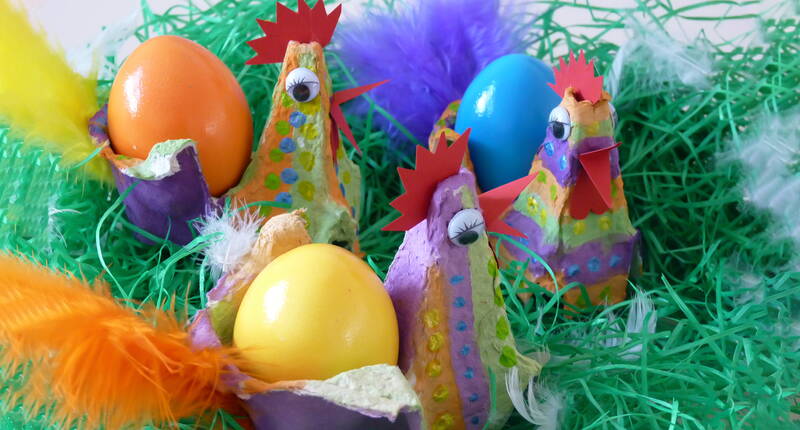 Nos jolies poules s'intègrent parfaitement à la table de Pâques et apportent une touche colorée à la décoration pré-pâques. Grâce à l'utilisation de matériaux recyclés, elles constituent en outre un projet d'upcycling parfait.