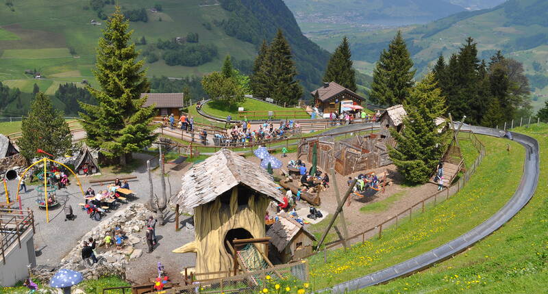 Excursion familiale sur le terrain aire de jeux d'aventure Wirzweli. L'ennui est un mot inconnu sur le Wirzweli, au-dessus de Dallenwil. La sorcière Lizi aux herbes, le terrain de jeu des sorcières, les poneys, le sentier des hiboux et la piste de luge d'été sont bien trop passionnants.