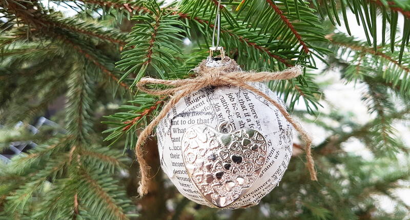 Non vi piacciono più le decorazioni natalizie? Vi mostriamo come dare nuova vita alle vecchie decorazioni dell'albero di Natale.