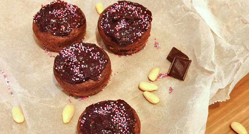Preparate deliziosi muffin di pan di zenzero e decorateli con i dolci che preferite.