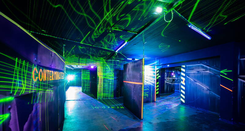 750 m² Lasertag-Spielfläche auf einem Stockwerk mit Spezialeffekte, Lasershow, Nebel und Soundeffekte erwarten dich in Zürich