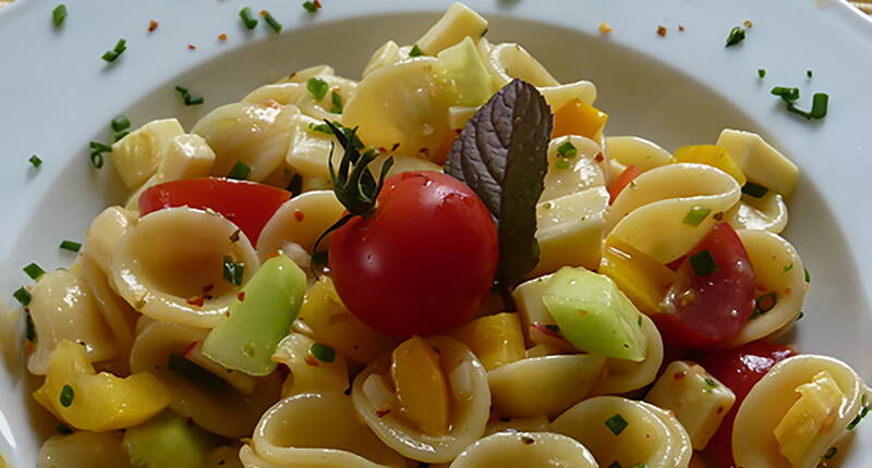 L'insalata di pasta per eccellenza con deliziose verdure, formaggio piccante ed erbe aromatiche. Un successo come piatto principale o contorno.