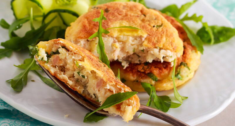 Thunfisch eignet sich hervorragend für die Zubereitung von Tätschli. Kombiniert mit einem vitaminreichen Salat ist es eine schmackhafte Mahlzeit für heisse Tage. 
