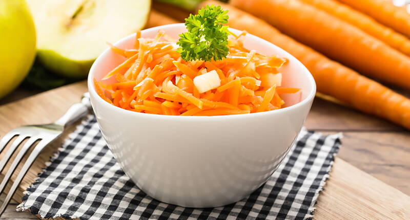 Avec la vinaigrette légèrement fouettée, notre salade de carottes et de pommes est un vrai régal. Une recette que tu devrais absolument essayer.