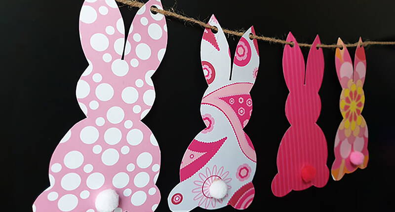 Que serait une décoration de Pâques sans de jolis lapins de Pâques? Les lapins ne sont pas seulement faits pour être posés, ils forment aussi une guirlande colorée lorsqu'ils sont attachés à un ruban de satin de couleur. Bien entendu, le modèle de lapin peut être téléchargé gratuitement.