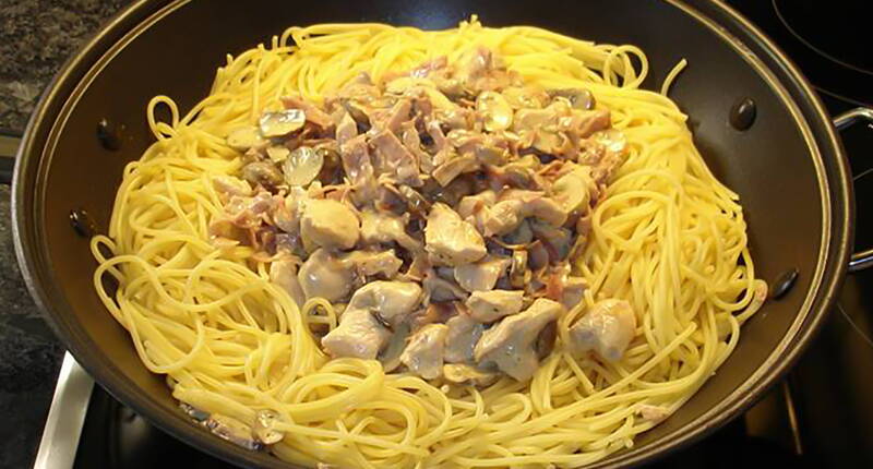 Ein nicht alltägliches Rezept für deinen Wok. Die Spaghetti können selbstverständlich noch mit Gemüse ergänzt werden.