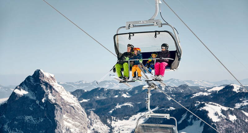 Skifahren und mehr. Das familienfreundliche Schwyzer Ferien- und Ausflugsgebiet Stoos liegt im Herzen der Zentralschweiz hoch über dem Vierwaldstättersee. 