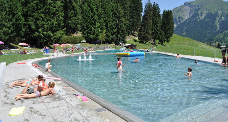 Una delle piscine all'aperto più alte d'Europa (1300 m s.l.m.) con un fantastico panorama sulle montagne della Prettigovia. La piscina per i più piccoli e l'ampio parco giochi per bambini con area barbecue invitano a soffermarsi.