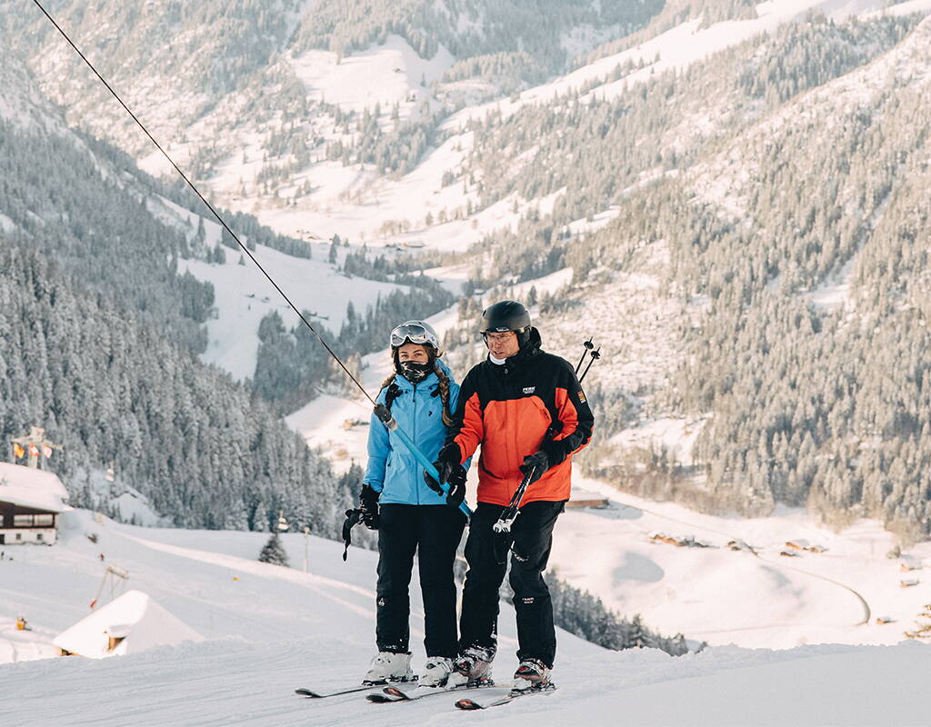 Una giornata di sci sul Wiriehorn è varia e permette di ricaricare le batterie. Sciare, andare in slitta o semplicemente godersi il sole sulla grande terrazza del ristorante. Scaricate il nostro buono sconto e beneficiate di uno sconto fino al 50% sui biglietti giornalieri per lo sci.