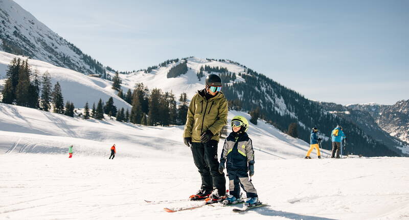 Familienausflug Wiriehorn. Geniesse einen wunderschönen Schneesport-Tag im Familien-Skigebiet Wiriehorn. Nebst 17,5 km. Pistenvergnügen erwarten dich zwei präparierte Schlittelwege und familienfreundliche Verpflegungsangebote im Berghotel.
