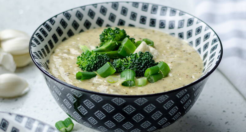 Für kalte Tage eignet sich diese gesunde Suppe ideal. Auf den ersten Blick mag die Suppe ein wenig ungewohnt klingen, jedoch bringt der Blumenkohl und die Brokkoli einen leckeren Geschmack mit sich. Hier geht’s zum Rezept. Lass dich selbst überzeugen.
