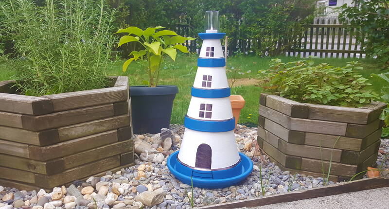 In unserer Bastelanleitung erfährst du, wie du diesen maritimen Leuchtturm für deinen Garten basteln kannst.