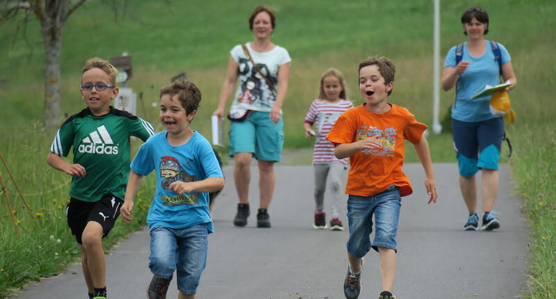 Escursione per famiglie Mini-Trail a Aeschi. Questa esperienza è adatta alle famiglie con bambini piccoli. Il percorso è adatto alle carrozzine. 
