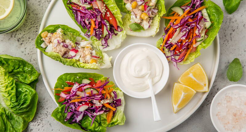 Les feuilles de salade farcies avec un dip léger au yaourt sont une merveilleuse idée de snack pour les chaudes journées d'été. Que ce soit comme snack, petite entrée ou plat principal peu calorique, les feuilles de salade farcies sont polyvalentes et offrent une garniture adaptée à tous les goûts. 