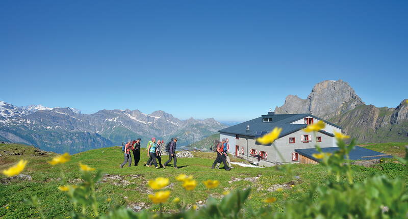 Ein Erlebnisort für Wanderer, Familien und Alpinisten. Schöne Sonnenuntergänge, feines Essen und wunderschöne Bergwelt geniesst man in der Rugghubelhütte.