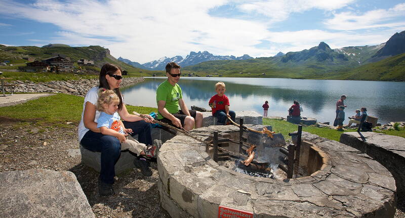 Es befinden sich rund um die Seen mehrere Feuerstellen. Grillieren mit der ganzen Familien inmitten der Natur verspricht viel Spass und Abenteuer. 