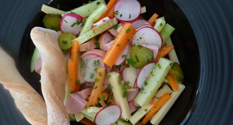 In nur 30 Minuten entsteht ein leckerer Käse-Wurst-Salat, welcher mit einem Stück Vollkornbrot eine Hauptmahlzeit für 4 Personen ergibt.
