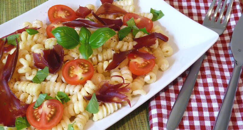 In nur einer halben Stunden zubereitet, ist unser leckerer Fusilli-Salat das perfekte Gericht für heisse Sommertage.