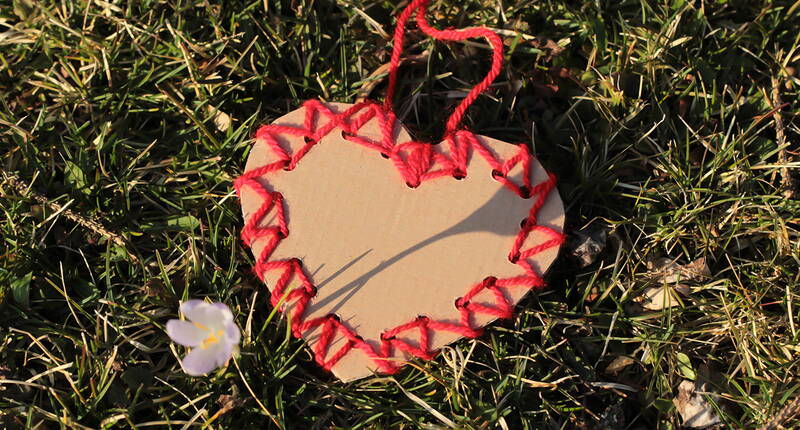 Herzanhänger aus Karton und Garn für den Mutter- oder Valentinstag.