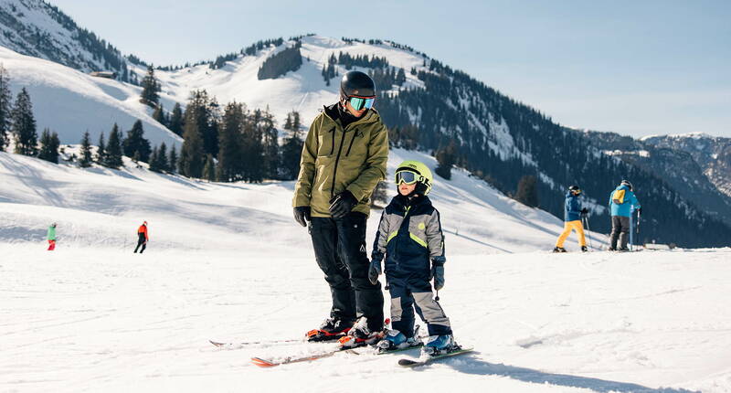 50 % de réduction pour les enfants et 20% de réduction pour les jeunes et les adultes sur les cartes journalières de ski Wiriehorn. Télécharge maintenant ton bon de réduction et profite de jusqu'à 50% de réduction sur les prix.
