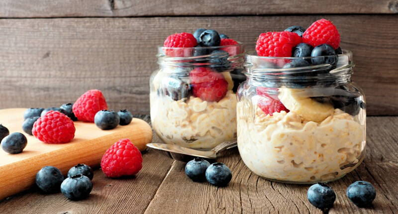 Conserver les overnight oats toute une nuit au réfrigérateur. Un petit-déjeuner sain et complet.