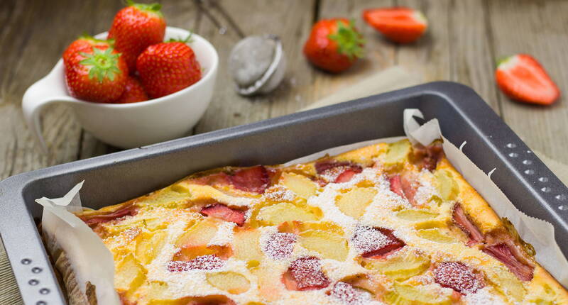 Schon fast sommerlich leicht kommt unser saftiger Erdbeer-Rhabarber-Blechkuchen daher. Er kann sowohl warm als auch kalt serviert werden.