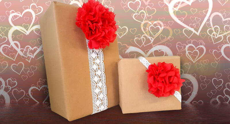 Heute zeigen wir dir, wie du aus Packpapier, Papierservietten und Spitzenband schöne Geschenkverpackungen bastelst.