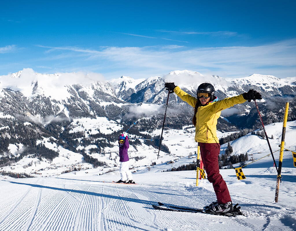 Le domaine skiable de Rossberg offre beaucoup: 7,5 kilomètres de pistes de descente préparées, le plaisir du freeride, un téléski pour enfants avec le Rössli-Park, un chemin de randonnée hivernale, et bien plus encore. Profite de notre bon de réduction et passe une journée de ski fantastique dans le Simmental.