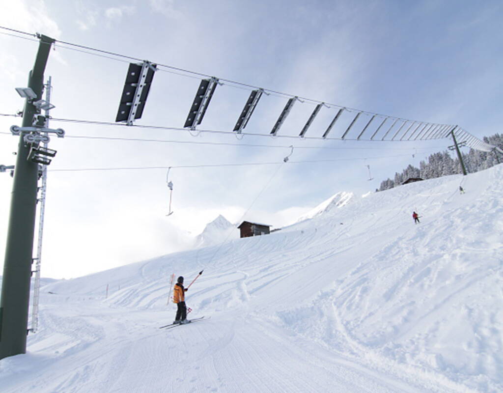 Le téléski solaire de Tenna, le premier du genre au monde, offre un cadre parfait pour une journée de ski réussie pour les familles avec enfants. Sur les pistes bien structurées, il n'y a pas de stress et tu peux profiter de ta journée de ski en toute décontraction. Télécharge notre bon de réduction et passe une merveilleuse journée d'hiver dans les pittoresques montagnes grisonnes.